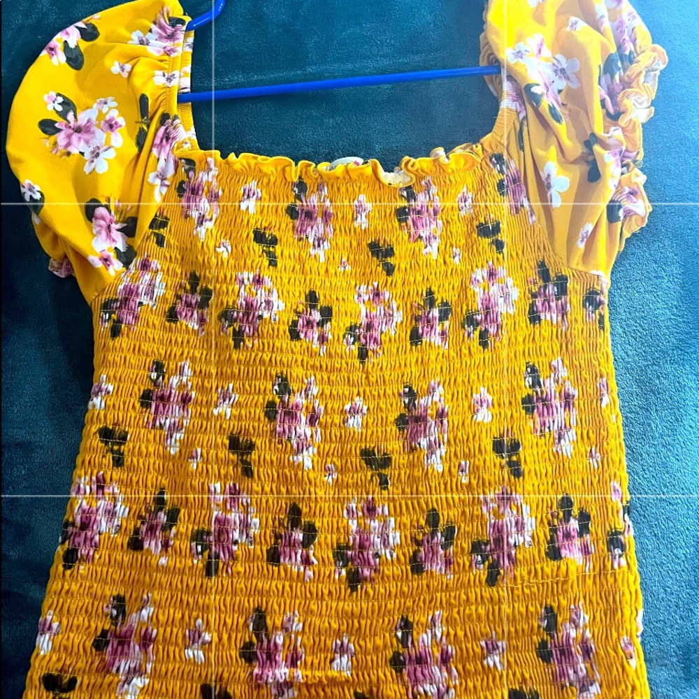 Yellow crop top size xl but fits large